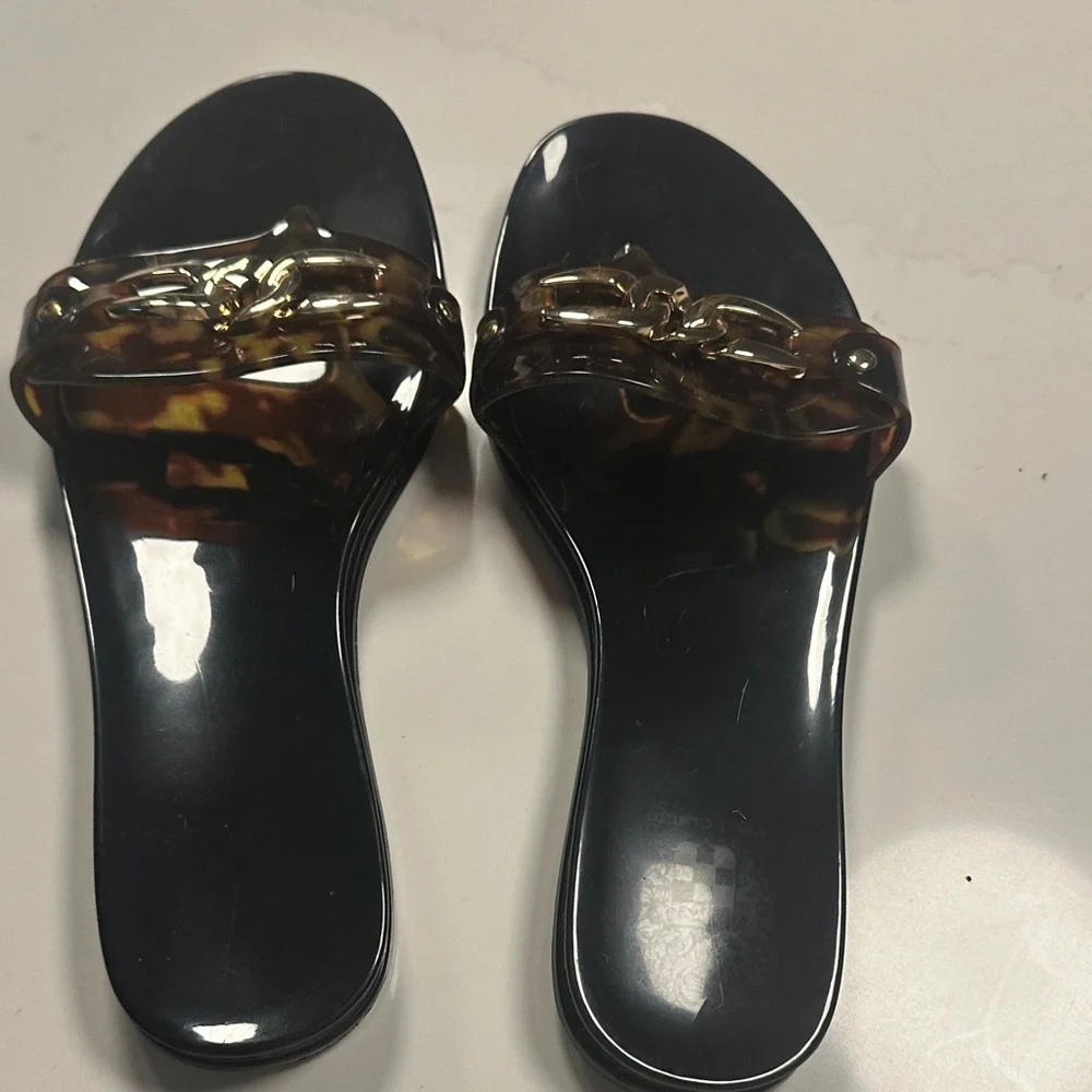Vince Camuto step out